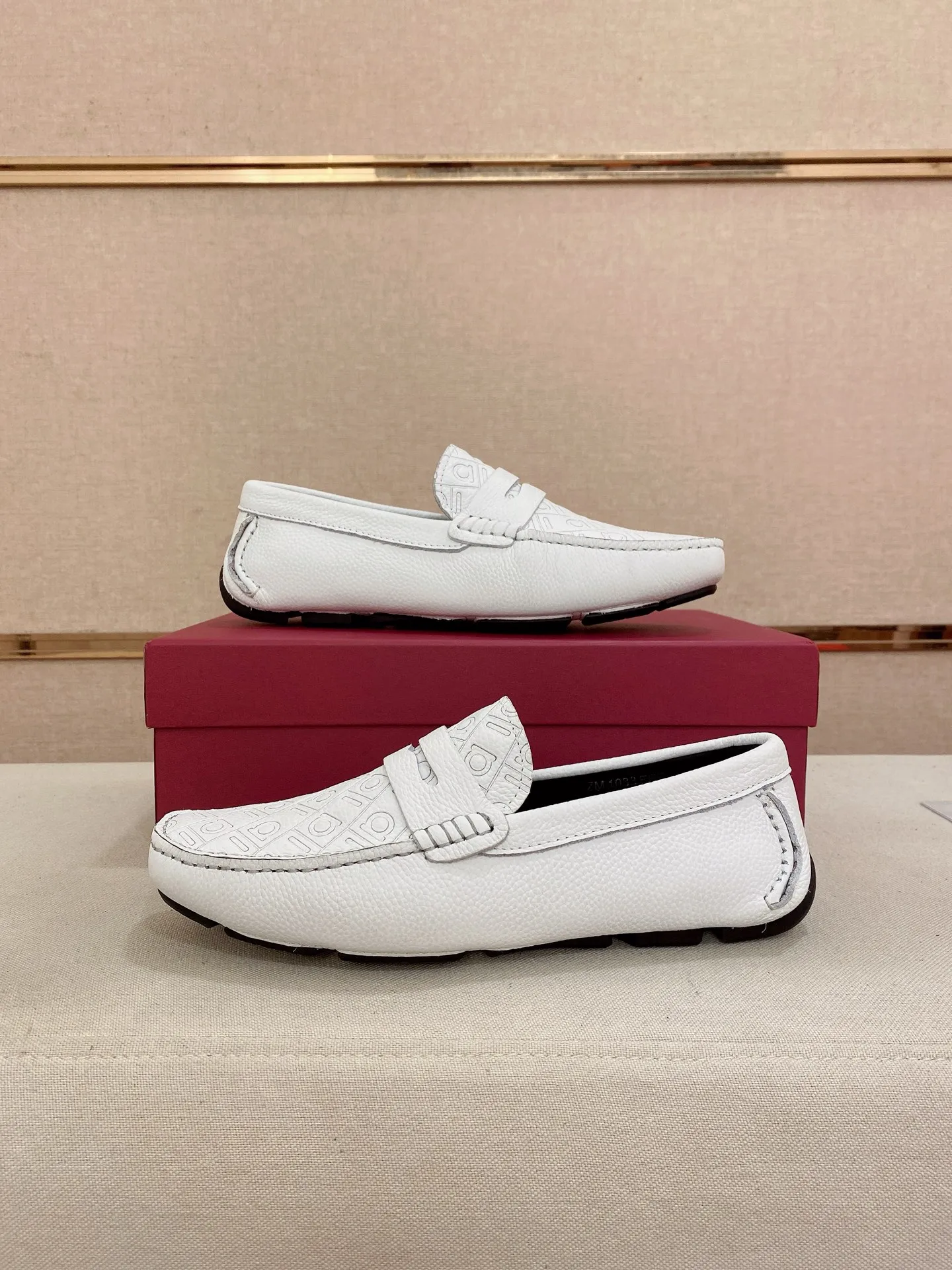 Men's shoes💰: 560💰High-end quality! Ferragamo🆕🆕Exclusive hot-selling products in stock🔥🔥New products on the shelves, high-quality Ferragamo men's pea shoes, high-end casual driving shoes, with complete packaging! 💪 💪 Material: imported first-layer pebbled cowhide 🐂 + imported high-quality water-dyed cowhide lining + wear-resistant outsole 👍🏻👍🏻 Features: high-end and comfortable, purely handmade 🚀 🚀 Create the perfect shoe that suits you best 🔥 🔥 Size: (38-44) 45 standard size can be customized!